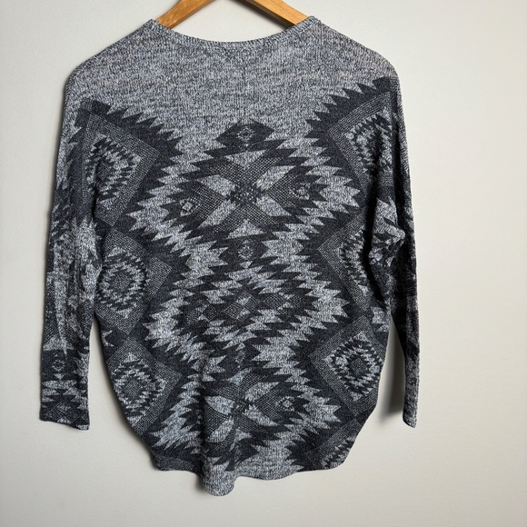 Elegant V-Neck Sweater with Geometric Pattern - Picture 4 of 12